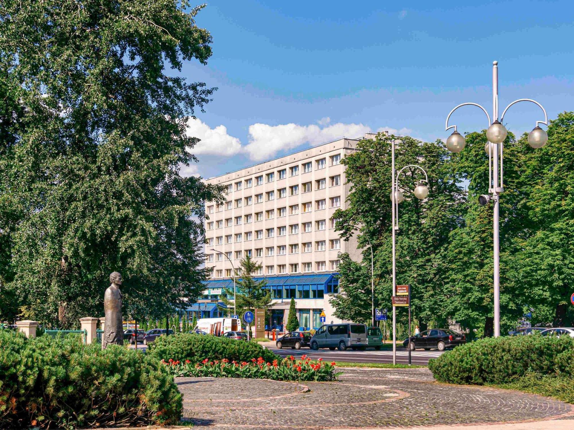 เมอร์เคียว ตเชสโตโชวา เซนทรุม Hotel เชสโตฮอวา ภายนอก รูปภาพ